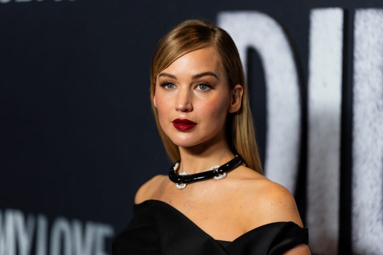 Дженніфер Лоуренс закликала зірок не втручатися в політику