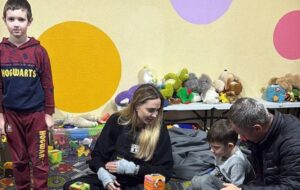 Новини України - Джолі в Україні: похід в ТЦК і зустріч з дітьми