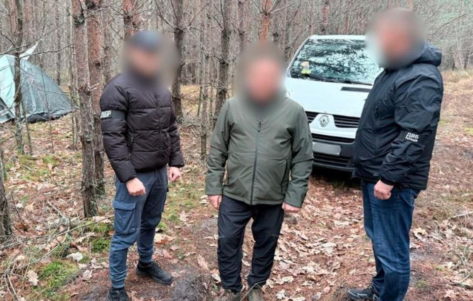 Новини Києва - Київського поліцейського, який ховався в лісі з 13 млн, заарештували
