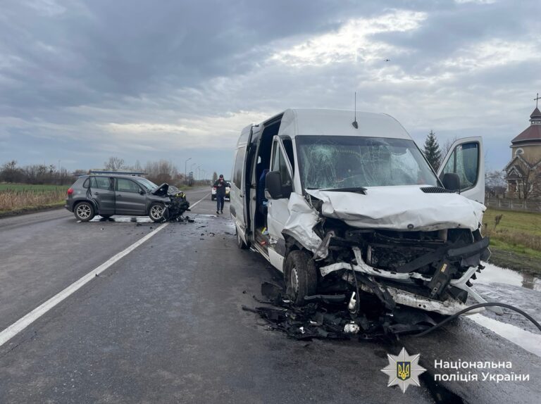 На Прикарпатті у ДТП з автобусом загинула людина, восьмеро постраждалих