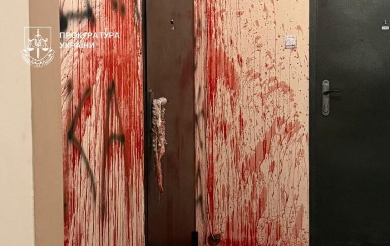 Облив двері колишньої дівчини кров&rsquo;ю: у Києві суд виніс вирок чоловіку