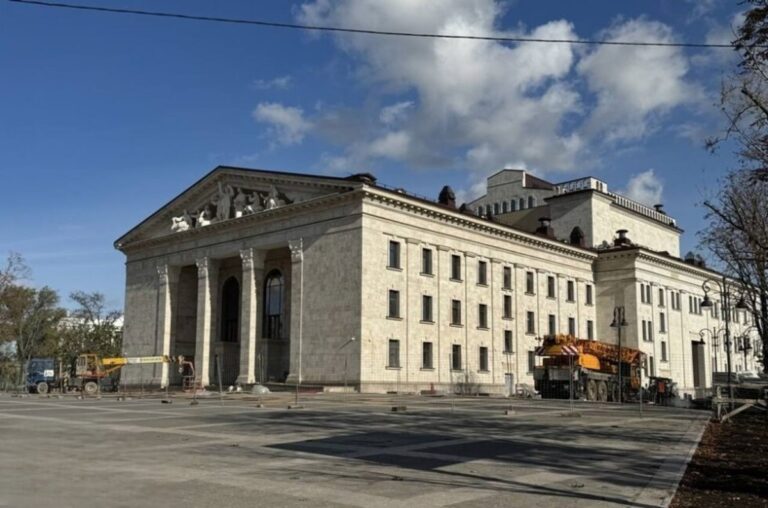 Окупанти анонсували перші вистави на місці трагедії в Маіруполі