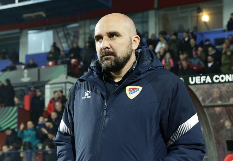 Тренер сербської команди раптово помер під час матчу