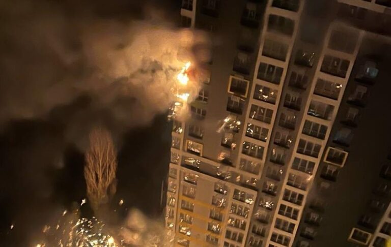 У Києві влучання уламків у будинки, є поранені