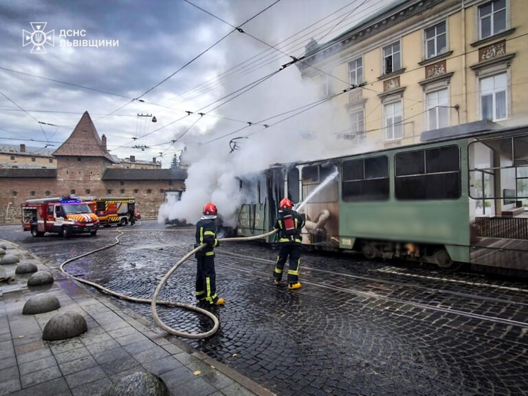 У Львові під час руху загорівся трамвай