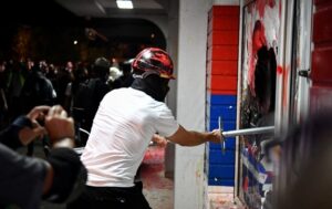 Новини світу - У Сербії оголосили про дострокові вибори через протести