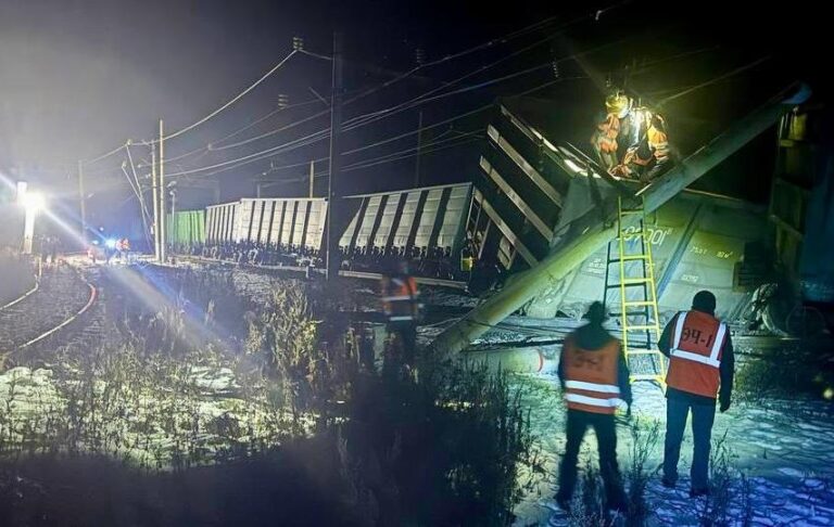В Росії зруйновано залізничне полотно після сходження локомотиву