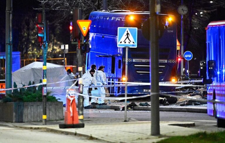 В Стокгольмі двоповерховий автобус врізався в зупинку з людьми: є загиблі