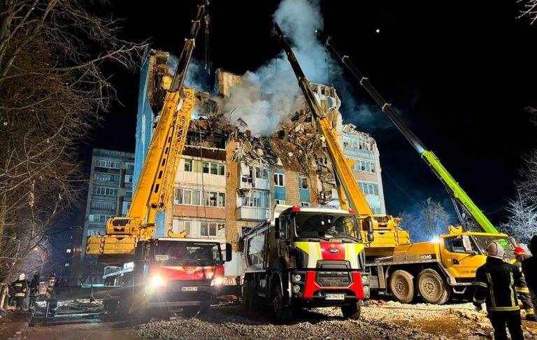 В Тернополі продовжують розбирати завали будинку