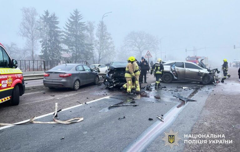 Біля Рівного велике ДТП заблокувало трасу на Київ
