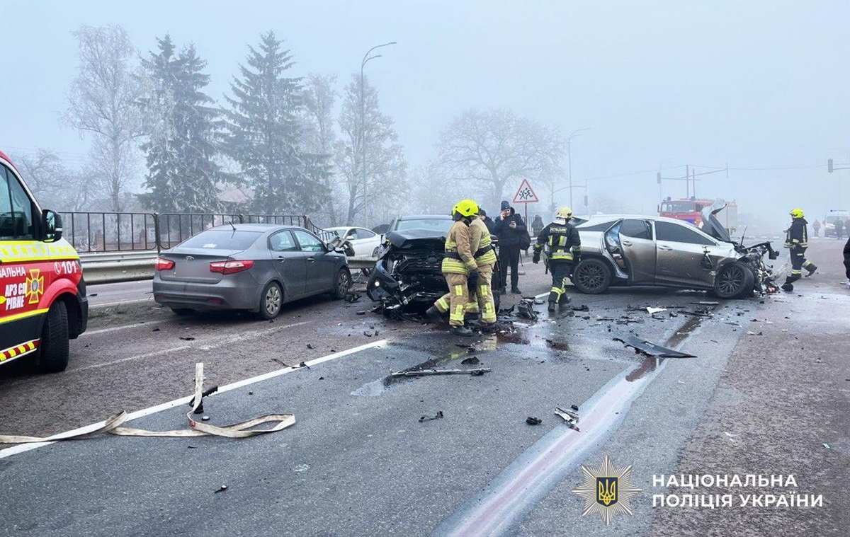 Біля Рівного велике ДТП заблокувало трасу на Київ