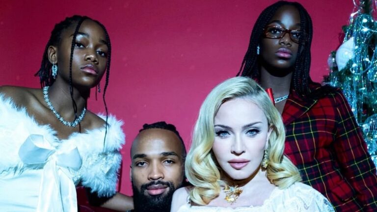 Мадонна з молодшими доньками влаштувала різдвяну фотосесію