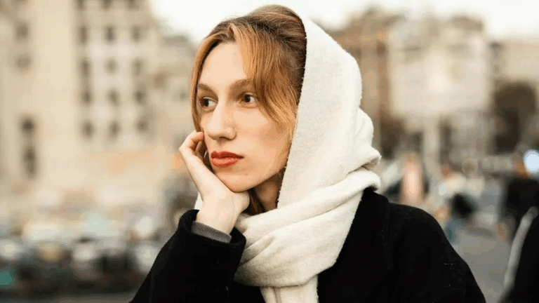 Модно та практично: мистецтво носити шарф на голові