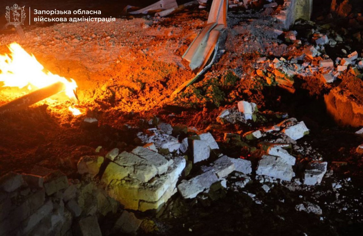 РФ атакувала промисловість Запоріжжя, палають будинки