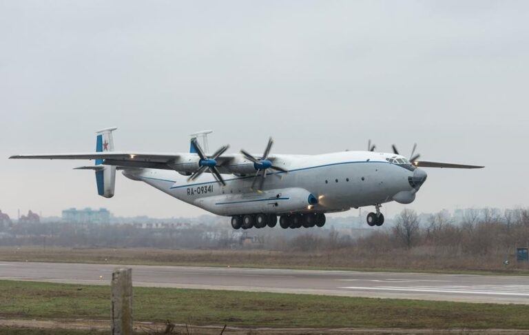 Розвалився в повітрі. Падіння літака в Росії