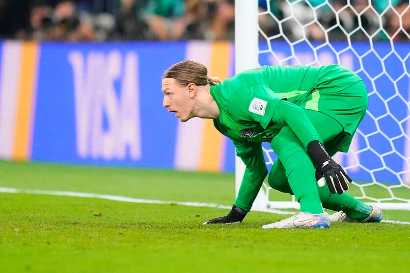 Сафонов, граючи за ПСЖ, на пенальті зламав собі руку