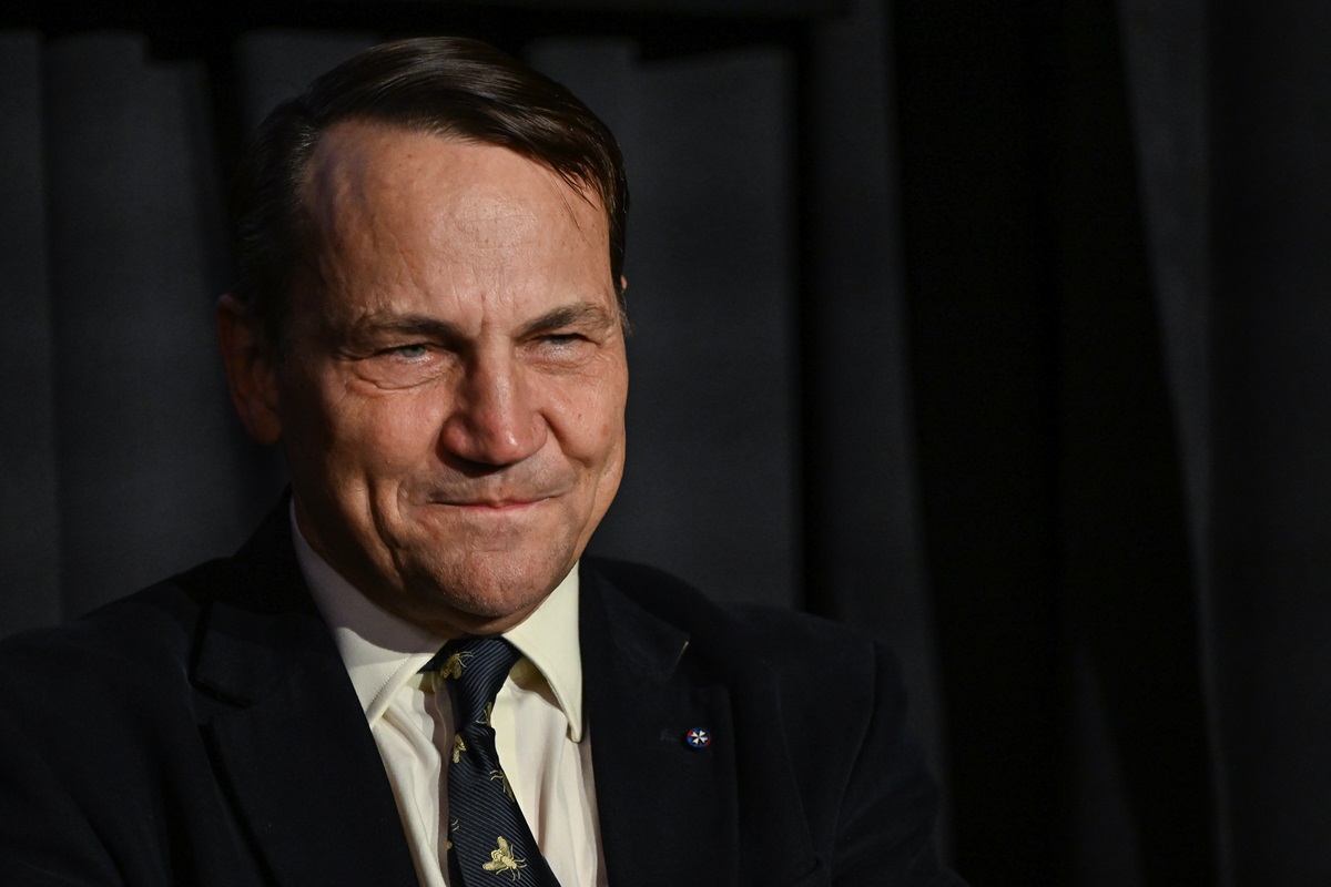 Сікорський “нагородив” Орбана орденом Леніна