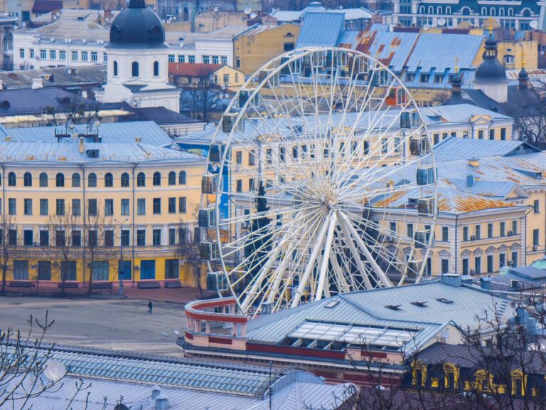 У Києві демонтують Колесо огляду на Подолі