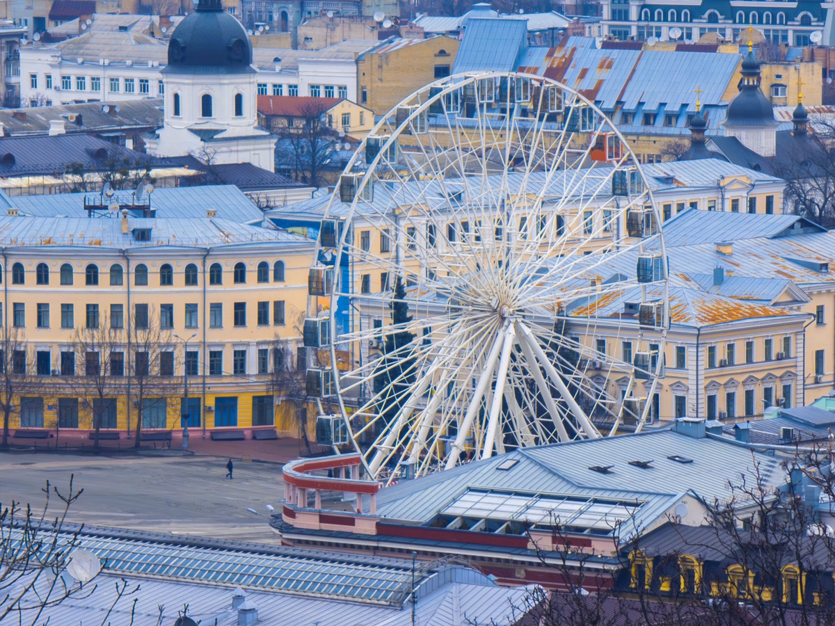 У Києві демонтують Колесо огляду на Подолі