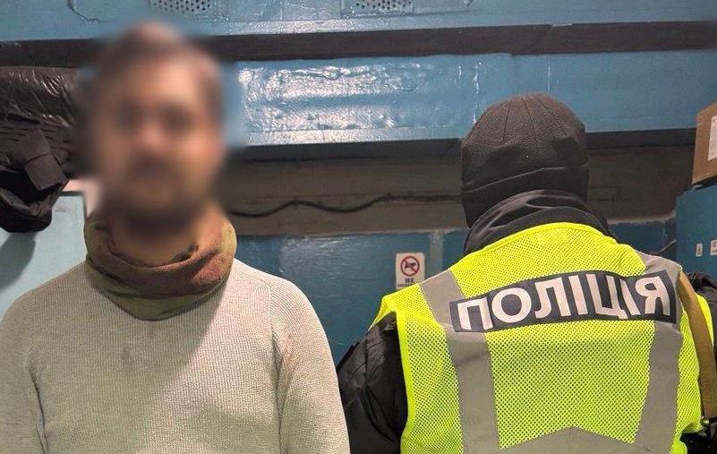 У метро Києва чоловік поранив ножем двох пасажирів