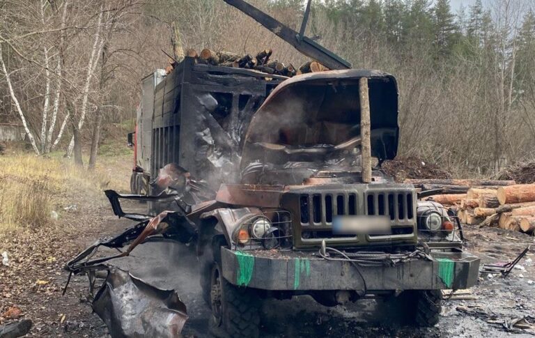 В Ізюмі дрон росіян вдарив по вантажівці: є жертви