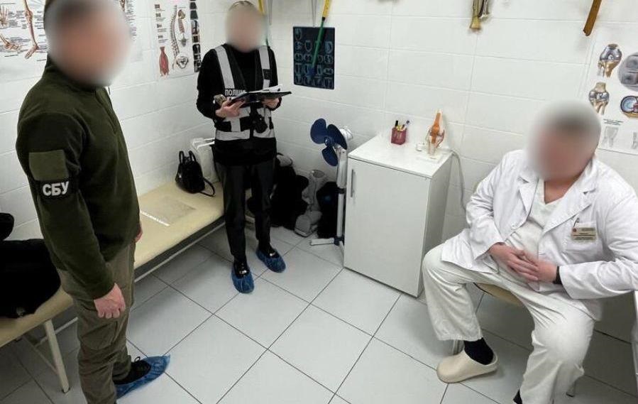 В Києві лікар змусив військового заплатити ₴30 тисяч за безплатний фіксатор