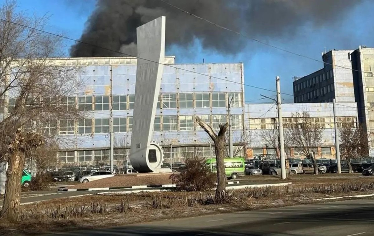 В російському Орську пожежа на оборонному заводі