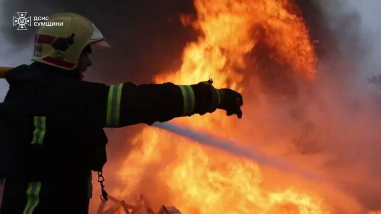 Сумщина: рятувальники під загрозою повторних ударів ліквідували пожежу, спричинену російською атакою