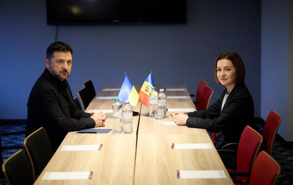 Зеленський і Санду провели переговори у Гаазі