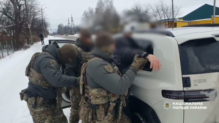 Вимагав 150 000 доларів з родини військового – на Хмельниччині поліція затримала зловмисника