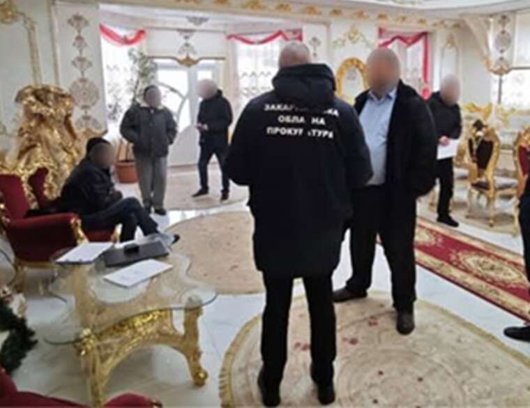 Дохід у 200 тисяч, авто за 4 мільйони та розкішні хороми Депутату Берегівської районної ради Богару повідомлено про підозру