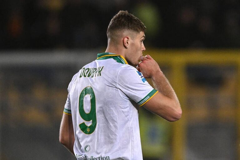 Довбик виклався на повну в матчі з Лечче і знову травмований