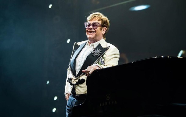 Елтон Джон зробив намисто з власних колінних чашечок