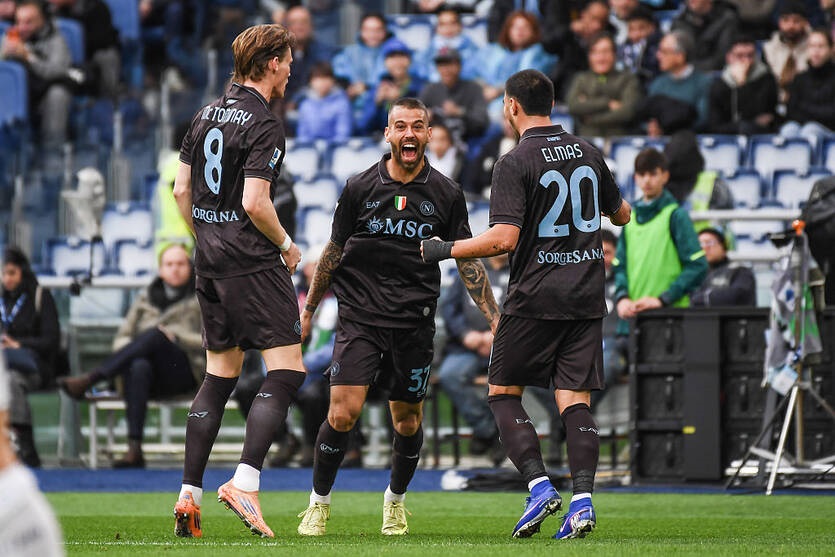 Емоційні італійці заробили три вилучення в матчі Наполі-Лаціо