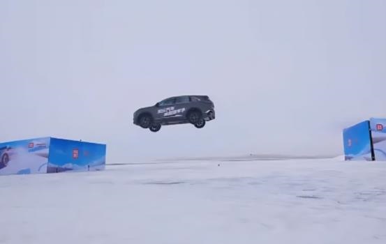 Китайське авто поставило рекорд з найдовшого стрибка на крижаному трампліні