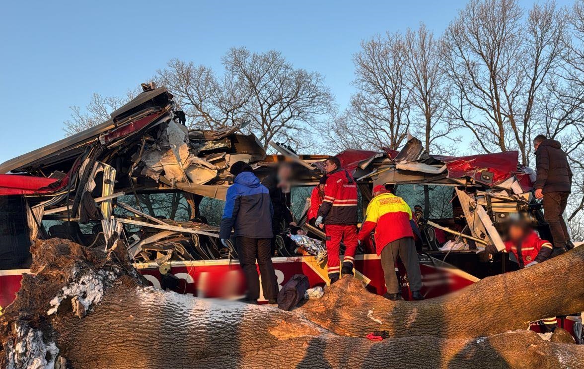 На Львівщині автобус налетів на відбійник, є поранені
