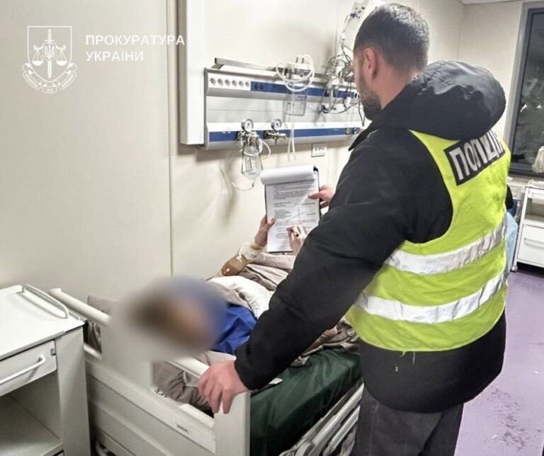 Напав з ножем на вчительку та однокласника: підліток отримав підозру