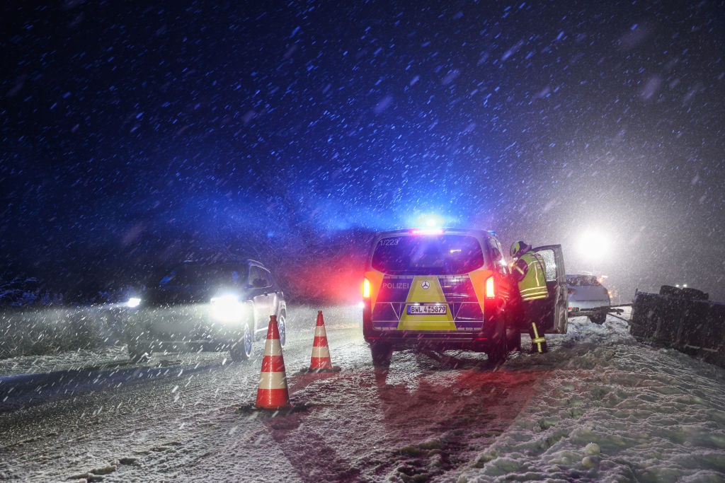 Сильні снігопади паралізували половину Європи