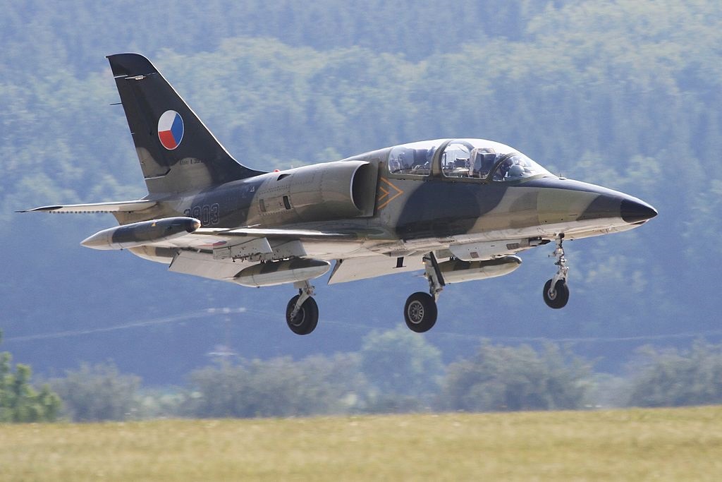 У Чехії помстилися генералу за бажання передати Україні винищувачі