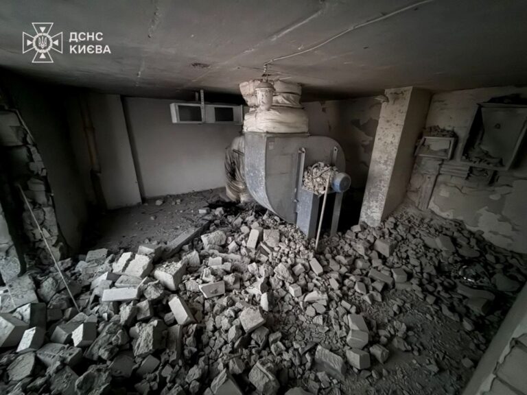 У Києві уламки БпЛА впали на житловий будинок