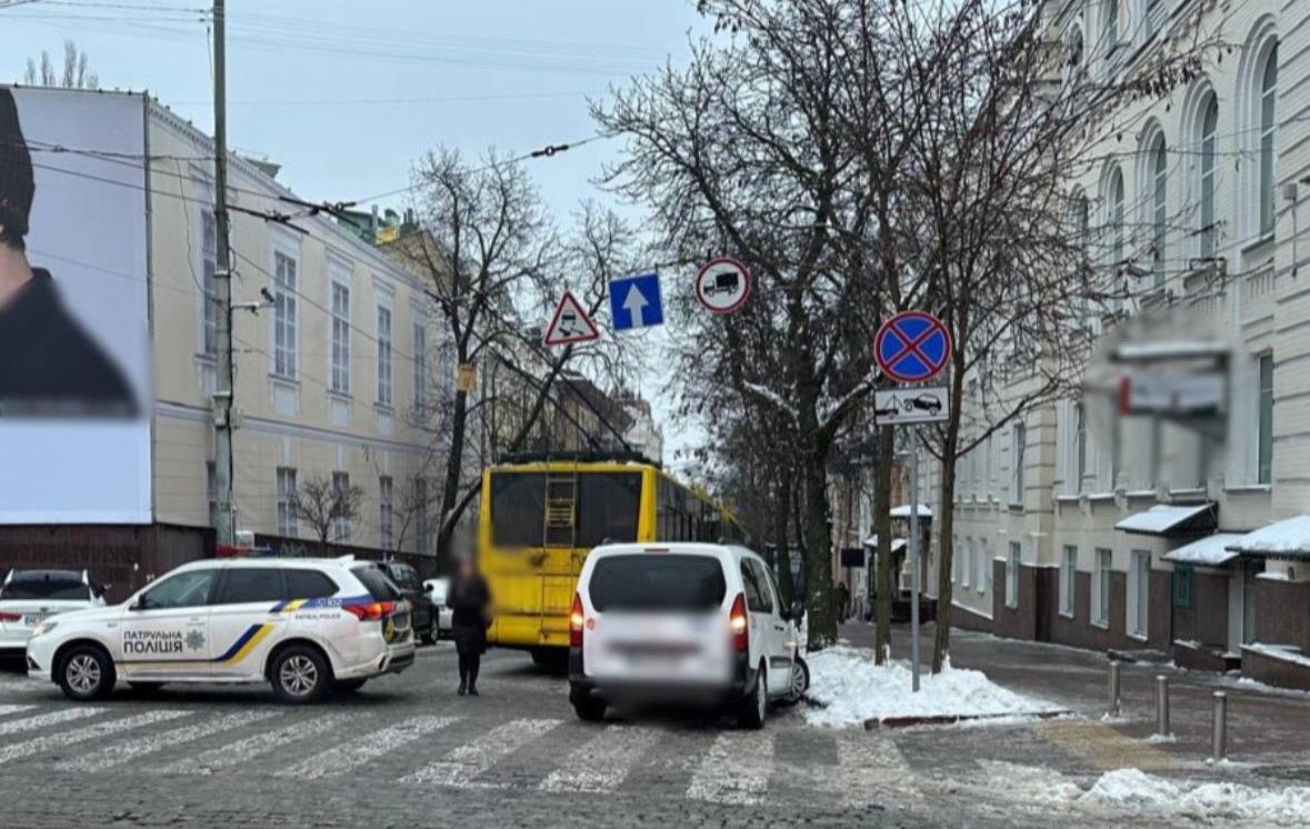 У центрі Києва в проваллі дороги застряг тролейбус