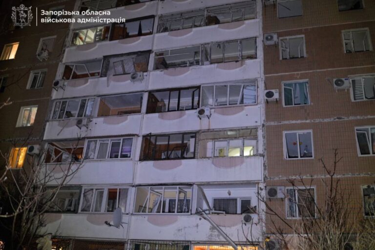 Удар по Запоріжжю: з&rsquo;явилися кадри з наслідками