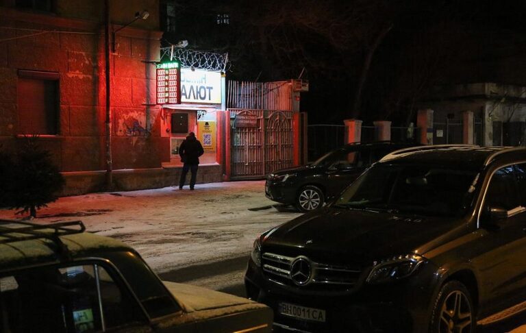 В Україні впали курси долара і євро