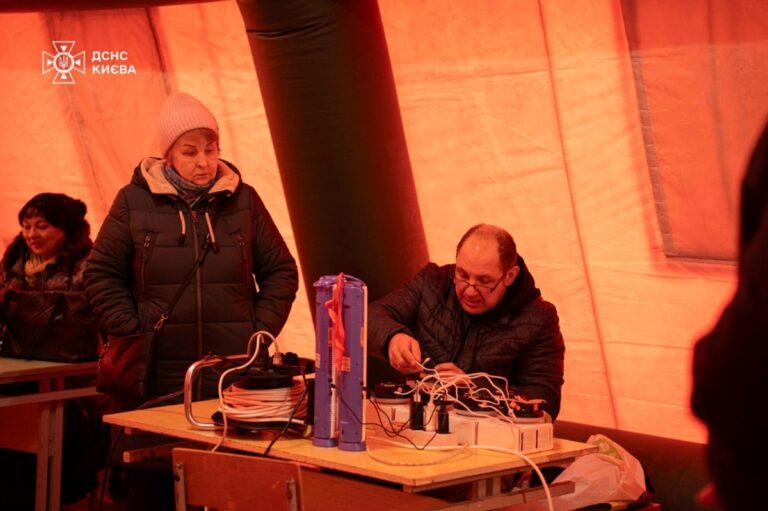 Зачинені магазини і черги на АЗС. Блекаут на Київщині