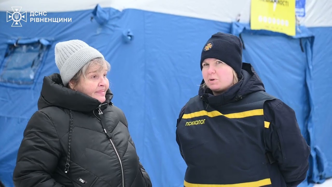 У Рівному після російського обстрілу розгорнули мобільний Пункт незламності ДСНС