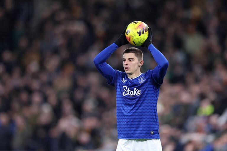 Миколенко компенсує відсутність у попередньому турі АПЛ набором форми