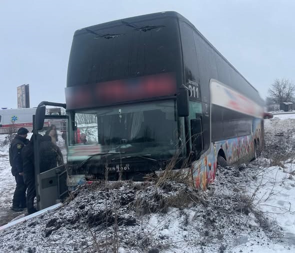 На Львівщині автобус злетів з траси, є постраждалі