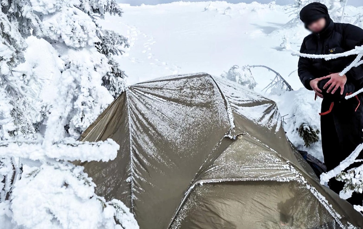Ночівля в горах: у Карпатах врятували молоду пару
