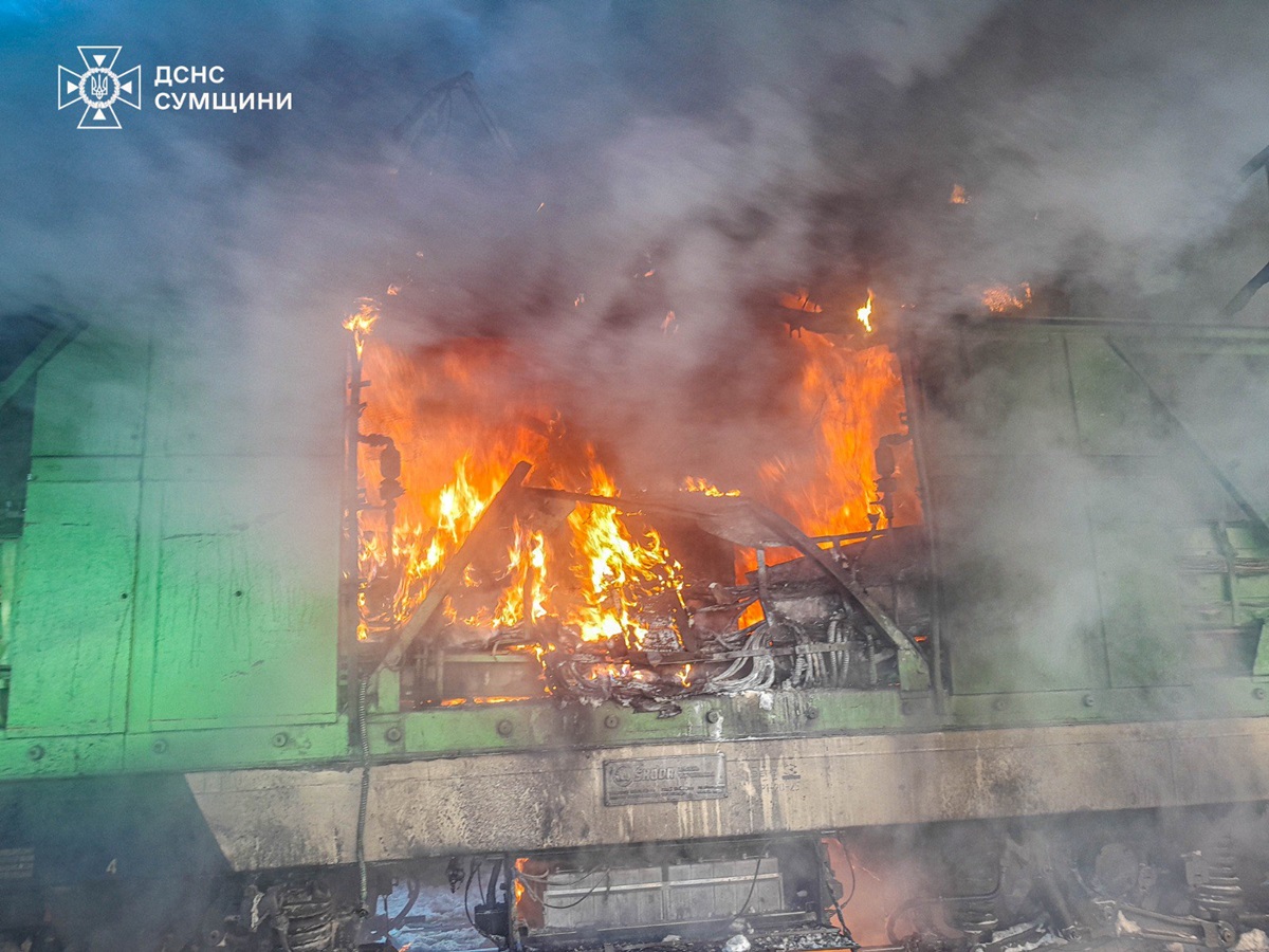 РФ вдарила по залізничній станції на Сумщині, загорівся електровоз