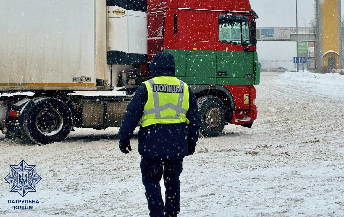 Слизькі дороги та сніг: від початку доби сталися 785 ДТП